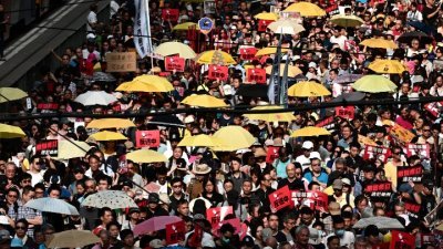 由香港民间人权阵线（民阵）发起的反对修订《逃犯条例》游行，获得大批香港市民响应出席，大批参与者挤满游行路线。（法新社）