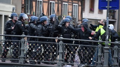 在法国东部城市斯特拉斯堡，即欧洲议会中心总部所在地，防暴警察为阻止示威者进入市中心爆发激烈冲突。-法新社-