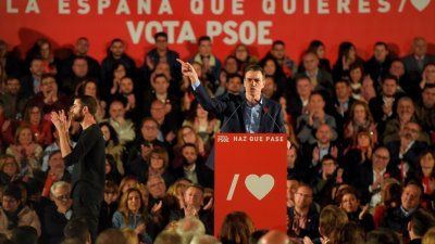 寻求连任西班牙首相的工人社会党党魁桑切斯在造势大会上告诉选民，要以美国和巴西为鉴，避免让右翼联盟上台。-法新社-