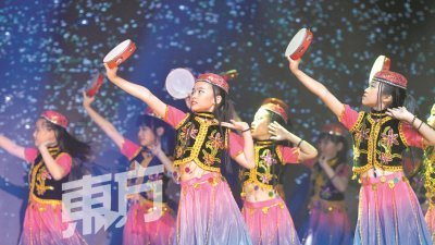 八打灵培才华小的学生呈现舞蹈表演《青春舞曲》。（摄影：曾钲勤）