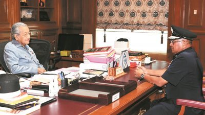 马哈迪（左）和弗兹进行交谈，感谢后者在任职警队一哥期间的付出。