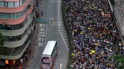 香港泛民派周日发起反修法游行，表示有13万人参与，警方则说有2万2800人参加。
