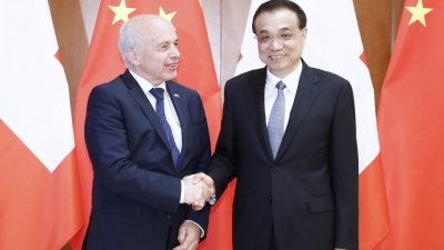 中国总理李克强(右）周日在北京钓鱼台国宾馆，会见瑞士联邦主席毛雷尔。