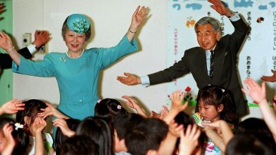 天皇明仁和皇后美智子作风亲民，不如以往的日本皇室高不可攀，所以对日本年轻人而言，天皇就只是个国家元首象征。-时事通信社/法新社-