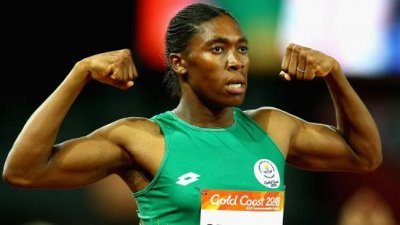 作为南非当今最具影响力的运动员之一，塞门娅在过去的伦敦、里约两届奥运会上，均获女子800公尺金牌。但其男子化特征，使得外界对于她的性别始终充满争议。