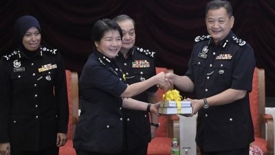 阿都哈密（右）在活动上，将纪念品颁发给蕉赖警察训练中心指挥官杨丽珠副总监。