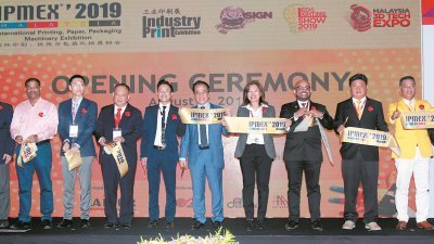 凯森商展有限公司业务发展经理博君明（左5起）、刘伟强及严美莲，一起为2019年马来西亚国际印刷、纸张与包装机械展主持开幕礼。