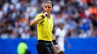 史蒂芬妮-弗拉帕特将成为欧足总史上第一位执法男足赛事的女子裁判。