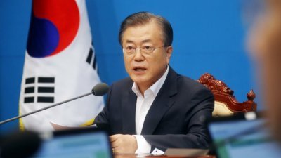 韩国总统文在寅周五下午在总统府青瓦台，召开紧急国务会议，谴责日本的决定。