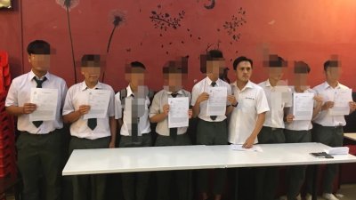 新邦安拔某中学8名中四生在吴俊益（左6）陪同下召开记者会，指他们已报案有私会党持武器攻击他们。