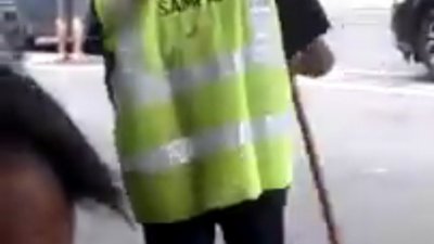 山打根市议会早前让一名男子穿上“垃圾虫”外套在街上扫街，以社会服务令取代罚款。此视频在社交媒体疯传，并引起网友一片赞好。
