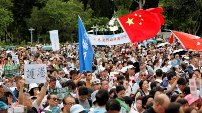 香港政研会周六在维园举行“希望明天”反暴力音乐会，参与的民众手拿著写有“希望明天”、“护港”等标语，还有人不断挥动中国国旗。