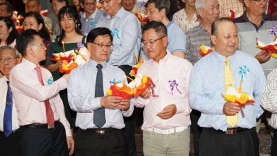 方天兴（左2）在集体传灯仪式上，把薪火传给大会顾问陈南喻。