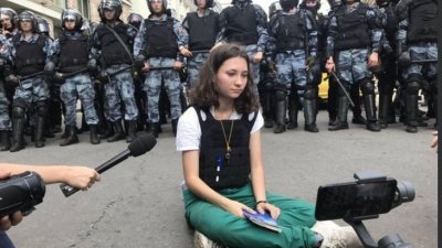 年仅17岁的女孩米赛克，于上月27日的大规模示威活动中，神色从容地坐在全副武装的俄罗斯防暴警察面前，其手中还拿著俄罗斯宪法，这一幕亦让她成了反抗普京政府的象征。
