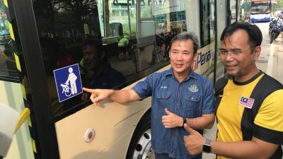 尤端祥（左起）与穆哈默亚祖林于周日上午为槟城快捷通巴士提供折叠式脚车乘载服务主持推介礼。