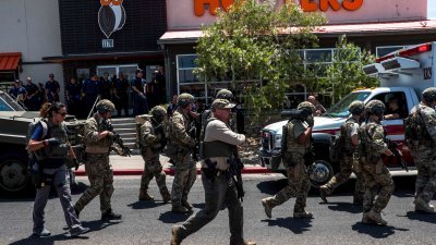 得州埃尔帕索市沃尔玛超市传出枪击事件后，大批全副武装的美国军警随即赶到现场支援。