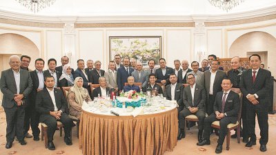 敦马哈迪（前排左5）周一与土团党的国会议员、上议员和州务大臣举行闭门会议。
