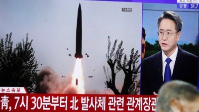 韩国军方周二上午探测到朝鲜从西部的黄海南道，向半岛东部海域发射2枚疑似短程弹道导弹的发射体。图为韩国电视台YTN当天进行即时播报。