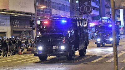 两辆“锐武”装甲车周一晚尾随警员，这也是香港6月中旬爆发反修例警民冲突以来，有关当局首次派出装甲车。