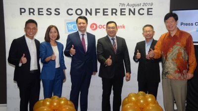 叶志超（左起）、拿汀叶欣向、关昭博、赵汶德、黄志成和王荣敏周三出席新加坡华侨银行和YYC超越集团合作的活动。