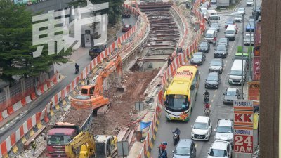配合武吉免登城市中心计划的展开，樟卡淡比多拉路如今正在落实交通改道，预计今年杪或明年初结束竣工。（摄影：陈启新）