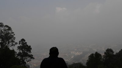 国内烟霾情况依然没有好转的现象，共有67个地区列为正常水平，一个地区列为不健康水平。图为关丹市中心周三早上朦胧一片，烟霾笼罩天空。