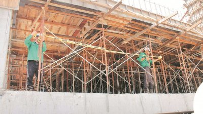 怡保美露一兴建中的公寓建筑工地因缺乏安全措施，遭当局下令必须马上停工，直至做好相关措施。
