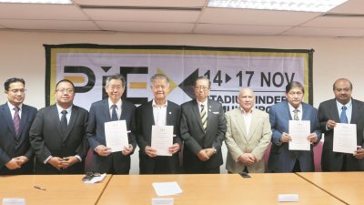 莫哈末尼萨（左5）见证协办单位为2019年霹雳州国际博览会签署合作备忘录。左起是阿末沙里尔、尼兹兰、颜德光、刘瑞裕、法迪、穆希尤丁和拉维苏巴玛廉。