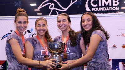 埃及庆祝女子壁球团体世青赛七连冠。