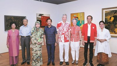 大马、印尼与汶莱3国领导人共赴新加坡，出席新加坡开埠200年国庆庆典。图为马哈迪（左2）与夫人西蒂哈斯玛（左）、汶莱苏丹博尔基亚（左4）与苏丹后莎丽哈（左3）、印尼总统佐科（左7）与伊丽安娜（右），受到新加坡总理李显龙（左5）及夫人何晶邀请下，在新加坡国家美术馆合照。