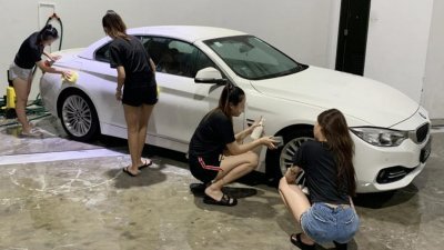 新加坡一间洗车公司主打年轻美少女洗车服务。