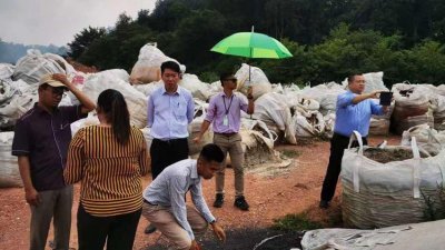 黄思敏（左3）带领官员亲自到其中一个非法垃圾场视察，右为西塘州议员林桂亿。