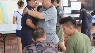 搜救行动单位与失踪者家属和团友进行汇报会，让他们了解搜寻行动的进展。
