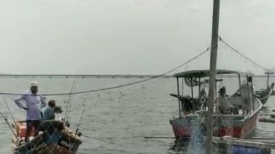 高渊港口海上养殖场遭受风灾后，有外来渔船趁火打劫“钓鱼”及“捞鱼”。