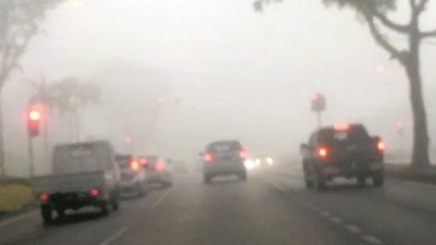 砂拉越美里连续数日的空气素质非常不理想，能见度也受到影响，驾驶人士不得不亮灯开车，打开车窗更能够闻到浓浓烟味。