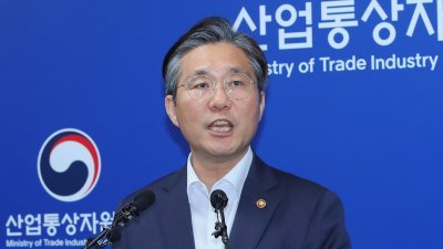 韩国政府日前决定把日本移出“出口白名单”，分析指这是对日本将韩国从“白名单”中删除一事的回应。这是韩国产业通商资源部长官成允模，周一在新闻发布会上发表讲话。
