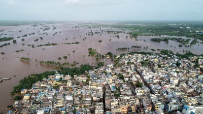 在印度班加罗尔以北约525公里的卡纳塔克邦，贝尔高姆县积水严重，俨然被洪水包围。