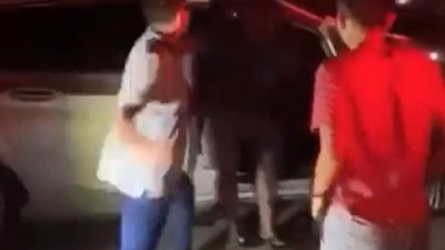两名男子疑不满新加坡籍司机在马新第二通道关卡前插队，愤而殴打对方。（图取自面子书）