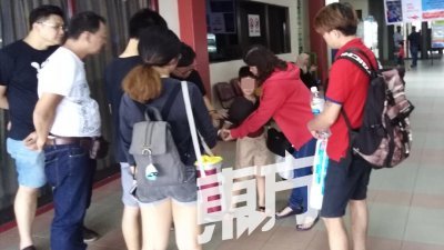 陈伟杨（右）周二早上出院，在亲友陪同下离开医院。