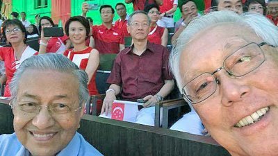吴作栋（前右起）和马哈迪在新加坡国庆庆典上自拍。（取自吴作栋面子书）