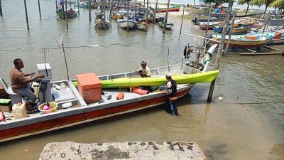 渔夫在海上寻获失踪者的独木舟后，用渔船载回码头。