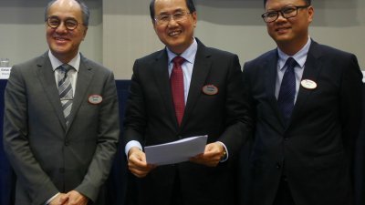 拿督黄德威（左起）、许捷任及首席财务员蔡家耀周三出席2019上半年业绩汇报会。