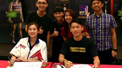  一群好友结伴为即将出征世羽赛的吴柳莹（左）与陈炳顺打气，大家在签名会上开心合影。