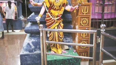 斯里玛哈玛里安曼兴都庙的神像，遭到不同程度的破坏，其中一樽神像的手被打断。