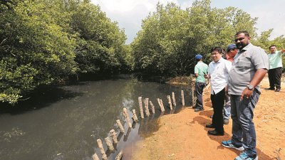 陈正春（右2）周六率领环境局、水利灌溉局、渔业局及巴西古当市议会官员，到受污染的克柏河与达因河巡视。