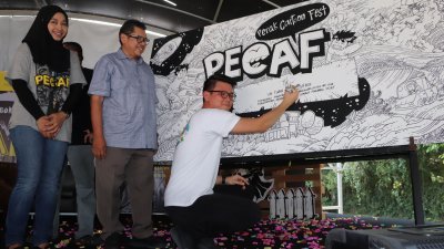 陈家兴（右）为“霹雳卡通节”（PECAF）主持开幕，左起是诺哈敏（左起）及莫哈末诺卡立。