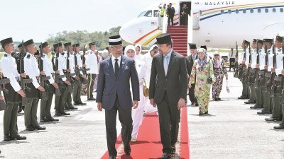 国家元首苏丹阿都拉（左）及国家元首后东姑阿兹莎扺达汶莱，受到汶莱王储穆赫塔迪比拉（右）的迎接。