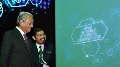 马哈迪（左）周日为2019年国际统计大会开幕，右为国家总统计司拿督斯里莫哈末乌兹尔。