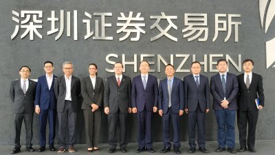 财长林冠英（左5）率团再访深圳证券交易所，随行的有政治秘书潘俭伟（左3）、槟行政议员再里尔（左2）、马交所非执行主席苏林（左4）。