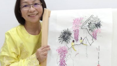 萧美芳上半生忙于教育、文学等工作，退休7年后的她，握笔的定义不再限于在草纸或黑板上写字，而是多了新人画家的身份。 